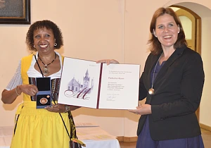 Fadumo Korn erhält die Medaille "München leuchtet" in Silber