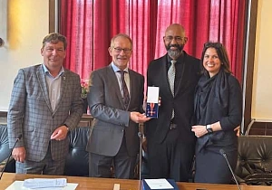 Dr Dan mon O'Day erhält das bundesverdienstkreuz
