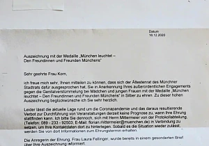 Fadumo Korn wird von der Stadt München mit der Medallie "München leuchtet - Den Freundinnen und Freunden Münchens" in Silber geehrt