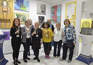 Die Soroptimistinnen aus München und Dubai organisierten auf der diesjährigen ARTMUC eine Spendenaktion zugunsten von NALA e.V. Die Kunstmesse fand vom 1. bis 4. Mai 2025 in München statt.